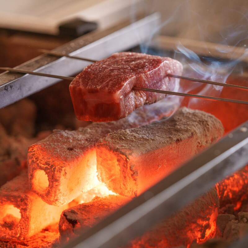 炭火で焼かれているお肉